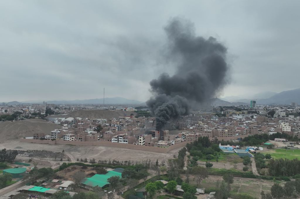 Incendio Cercano al Parque de las Leyendas en San Miguel: Respuesta Inmediata de Bomberos y&nbsp;Autoridades