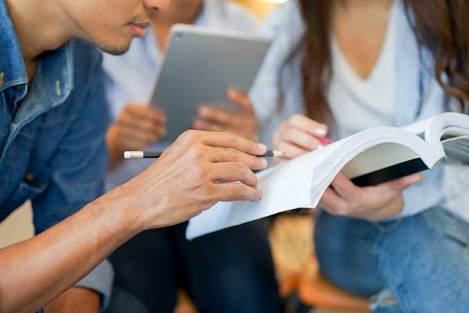 Cuestionamientos a la Propuesta de Obtener Títulos Técnicos con Tres Años de Estudio&nbsp;Universitario
