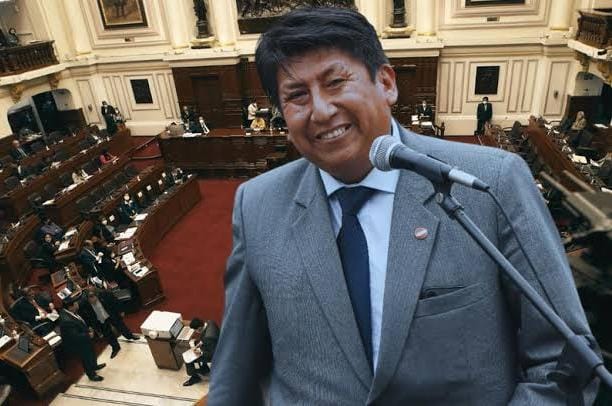 Waldemar Cerrón Niega Copamiento de Puestos en Oficina&nbsp;Parlamentaria