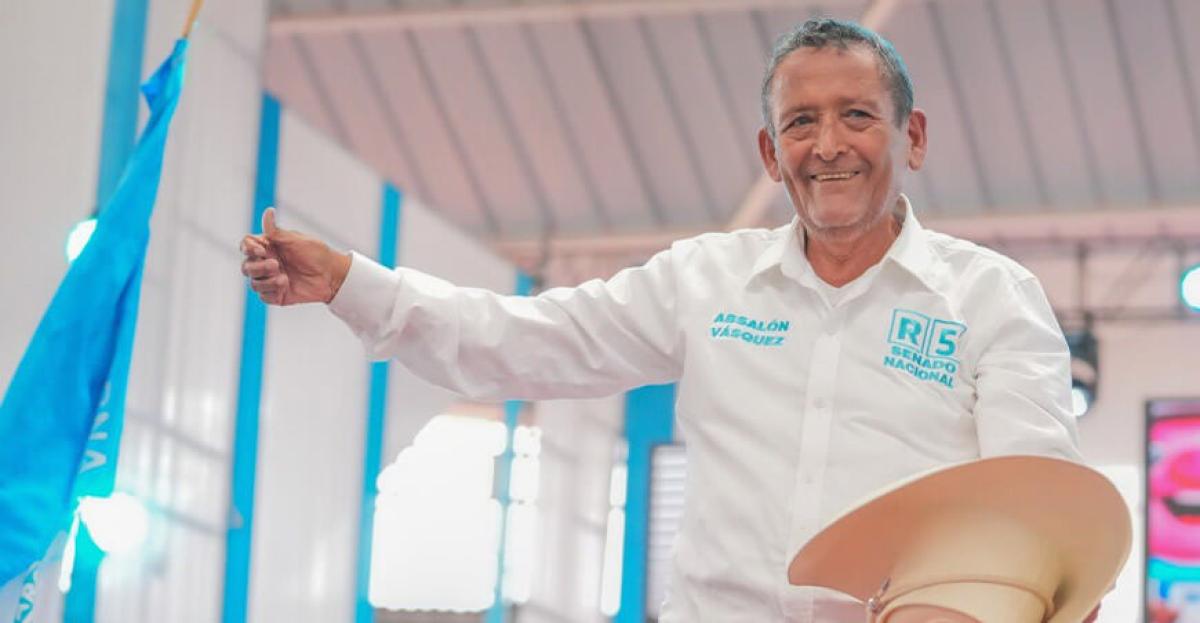 Absalón Vásquez recibe credenciales como senador tras la renuncia de Rafael López Aliaga