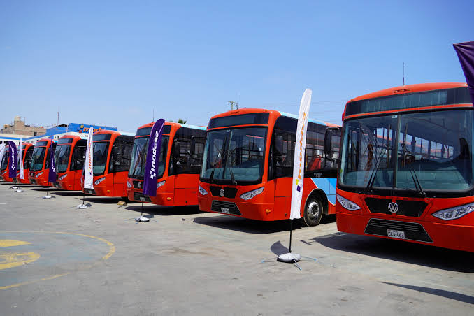 Bus de la empresa El Rápido queda atascado bajo puente de la avenida La Marina